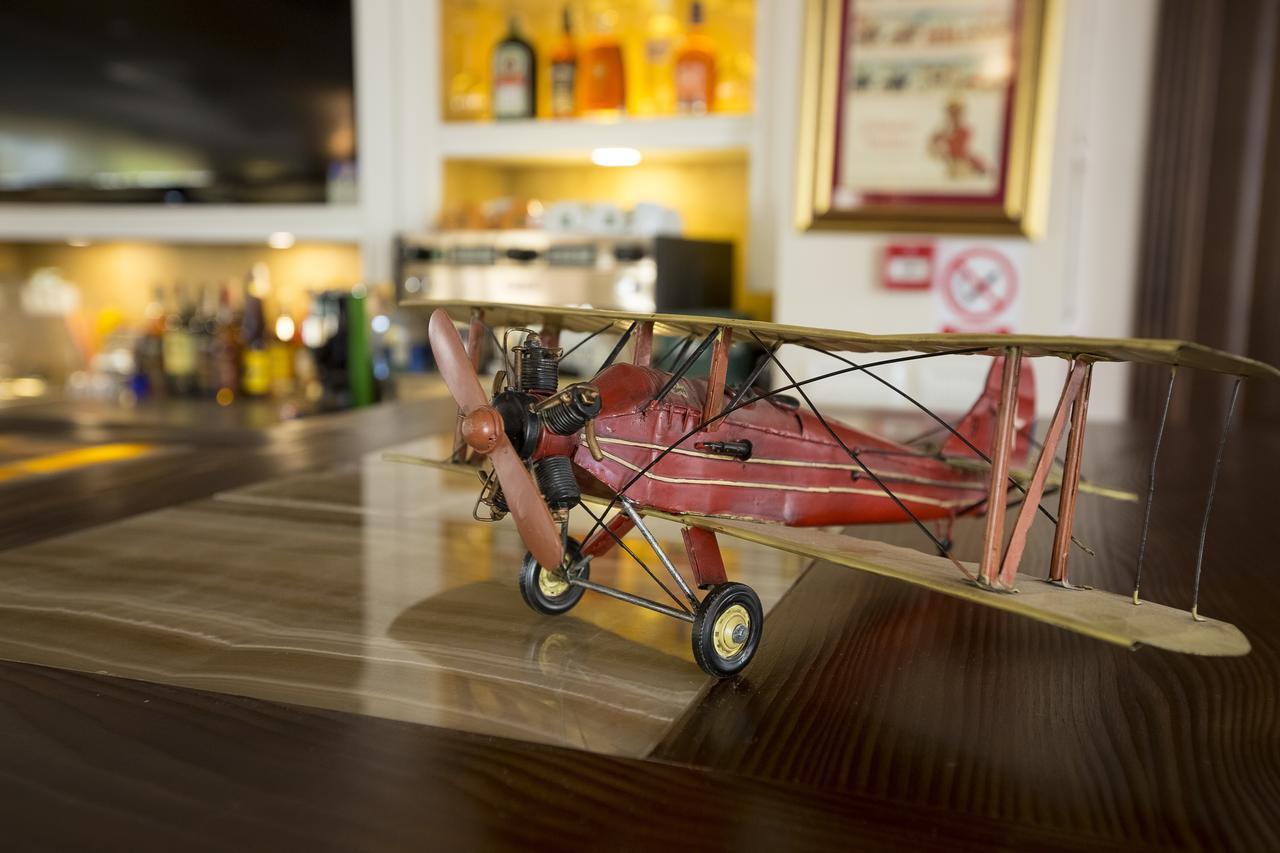 Hotel Aviator Boutique Otopeni Kültér fotó